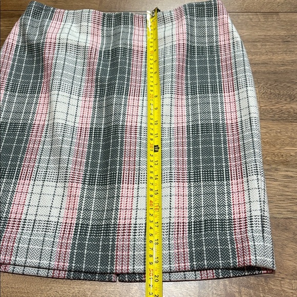 Talbots Wool Blend Skirt 10P. Fully Lined. Gray, pink, red. Like new. - Picture 4 of 8